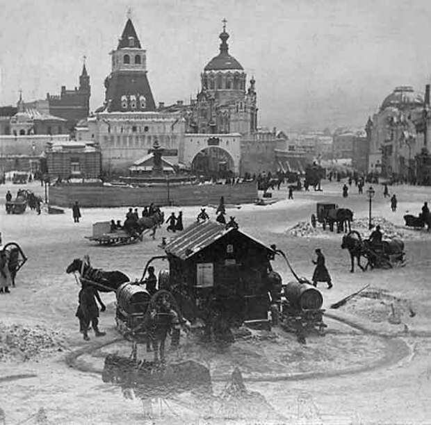 Фонтан на Лубянской площади, конец 1890-х (извозчики покупают воду, чтобы напоить своих коней) 19 век, жизнь до революции, редкие фотографии, снимки, фотографии, царская россия