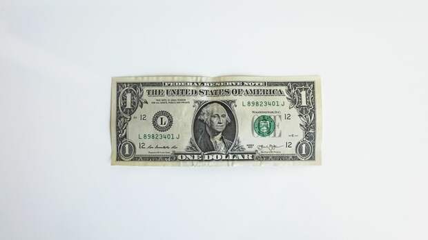 Доллар упал ниже 90 рублей впервые с июля