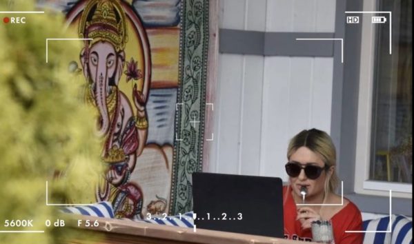 Наталья Могилевская на террасе дома