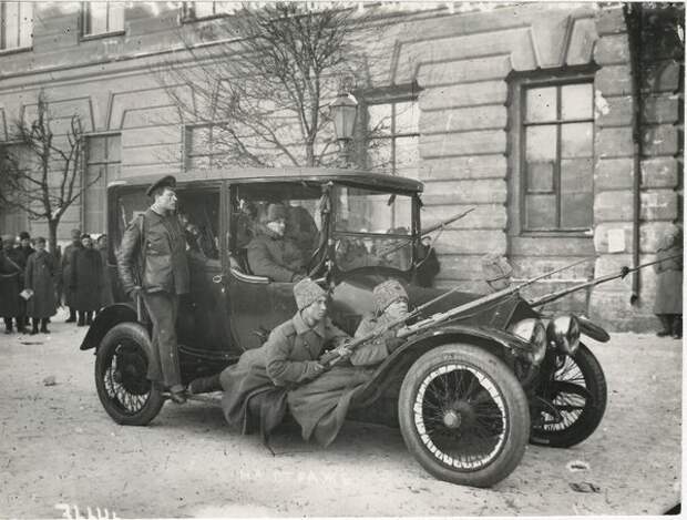 Разведочный автомобиль на улице. Яков Штейнберг, март 1917 года, г. Петроград, Технологическая пл., из архива МАММ/МДФ.