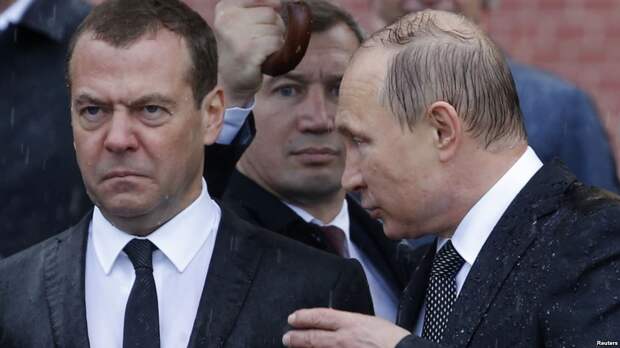 Владимир Путин (справа) и Дмитрий Медведев