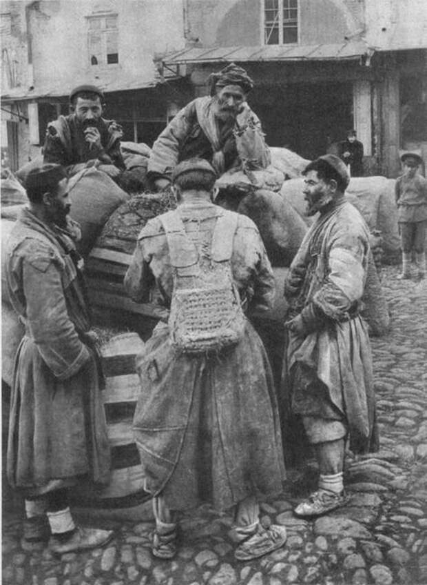 Мушеби (носильщики тяжестей) на майдане, 1890-е 19 век, жизнь до революции, редкие фотографии, снимки, фотографии, царская россия