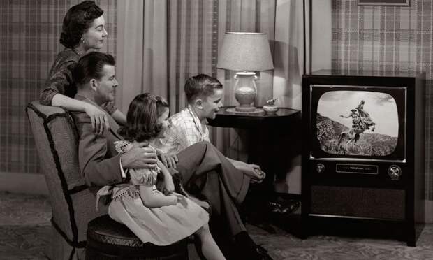7000 британских семей смотрят черно-белые телевизоры. | Фото: visionair.fm.