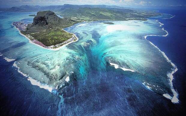 Подводный водопад, Маврикий У побережья полуострова Леморн Брабант находится необычный подводный водопад. Каким-то непостижимым образом вода стремится с песчаных отмелей прямо в океаническую бездну.