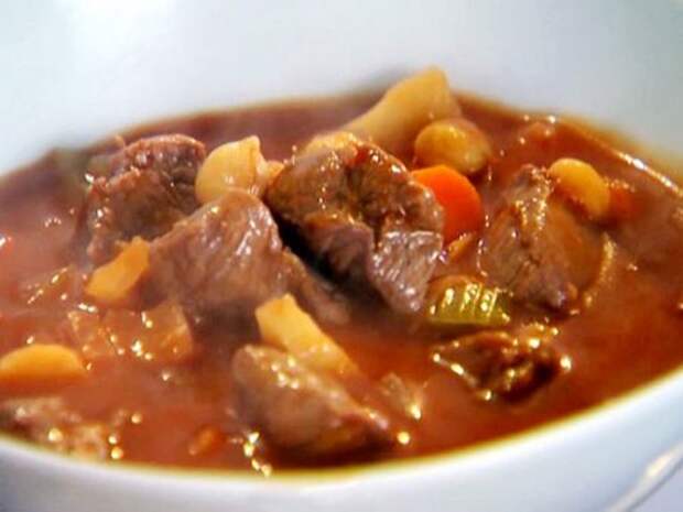Вареная картошка с тушенкой в кастрюле