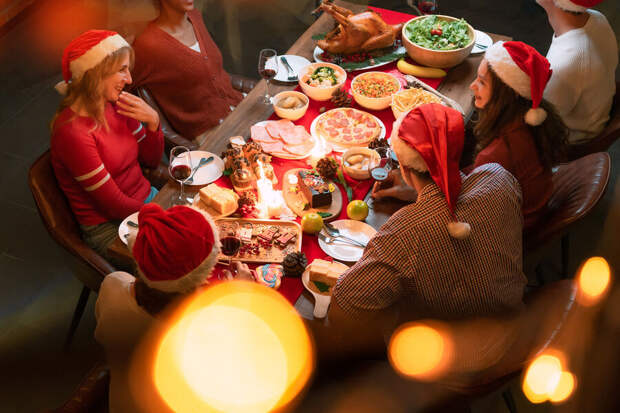 Перечислены способы избежать переедания за новогодним столом