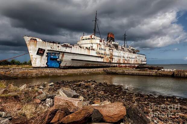 Пароход Герцог Ланкастер был построен в 1956 году в Белфасте, Северная Ирландия и использовался в качестве круизного судна. В середине шестидесятых корабль был переделан для перевозки машин, а в 1975 окончательно заброшен выброшенные, жизнь, катастрофа, корабли, красота, невероятное
