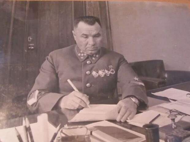 Как генерал Апанасенко прилюдно обматерил Сталина и чем всё это закончилось.