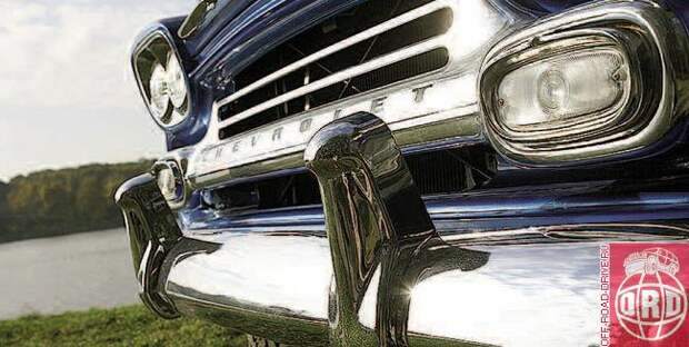 Массивные отбойники на бамперах в то время считались необходимостью. Правда, не совсем ясно, какая сила в состоянии повредить это сияющее безобразие четырехмиллиметровой стали.