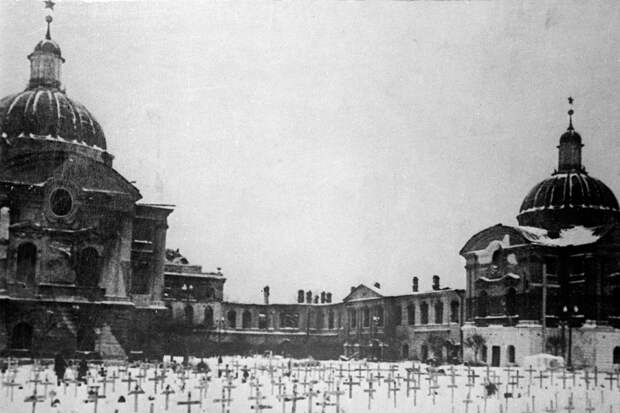 Во время оккупации немцы устроили на одной из центральных площадей свое фашистское кладбище. Фото: РИА Новости