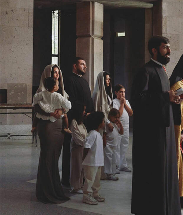 Ким и Кортни Кардашьян с детьми, крестным отцом Наири Срапионяном и другими священниками  