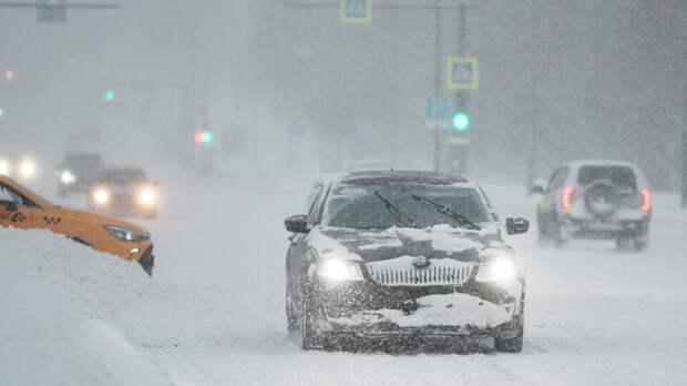 Москвичей призвали отказаться от поездок на автомобилях из-за сильного снегопада