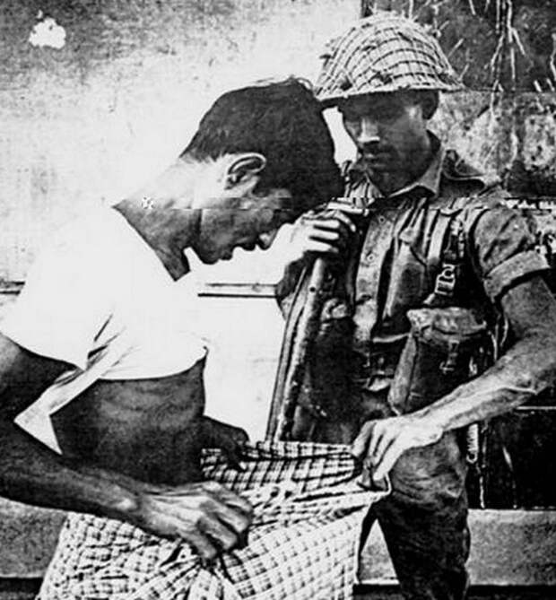 Крайняя плоть или смерть: пакистанский солдат проверяет, обрезан ли мужчина (то есть мусульманин или индус) во время войны за независимость Бангладеш, 1971 год знаменитости, история, фото