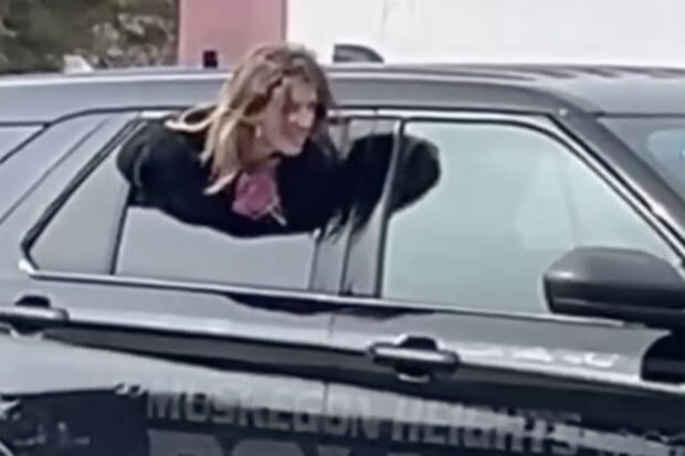 Женщина в наручниках сбежала из полицейской машины через опущенное стекло