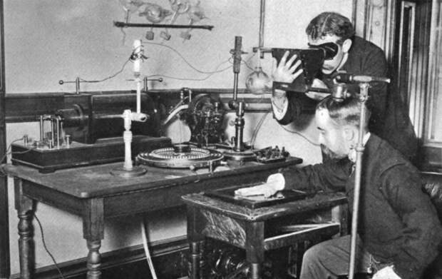 27. Ученые делают рентгеновский снимок с помощью раннего аппарата с трубкой Крукса, конец 1800-х годов