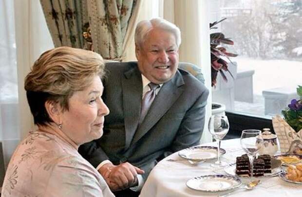Коржаков: Для Наины Ельциной 90-ые действительно были «святыми» 