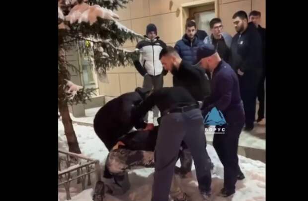 Схватка у Входа в Бар  События развернулись на крыльце популярного бара "Чё почём?" в Красноярске, где произошла бурная стычка между посетителями заведения.-6
