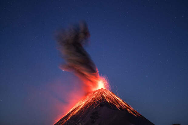 Ему удалось запечатлеть извержение вулкана под Млечным Путем в Гватемале 