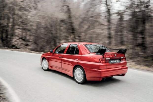 Уникальный Alfa-Romeo 155 GTA Stradale 1993 года
