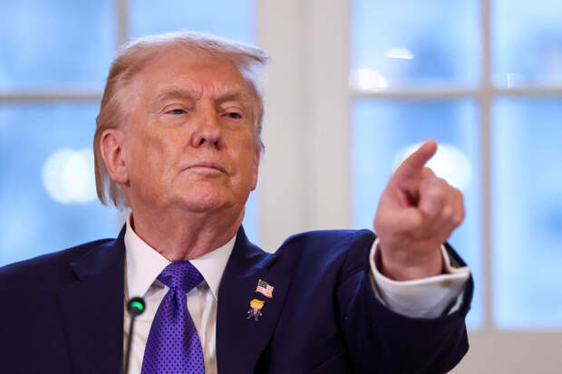 Трамп поговорил в выключенный микрофон