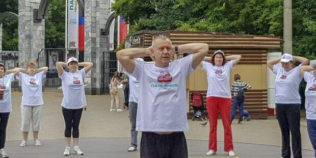 Участник «Московского долголетия» похудел на 30 кг благодаря йоге и фитнесу. Фото: mos.ru