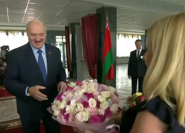Кадры Лукашенко и Коли на выборах поразили помпезностью