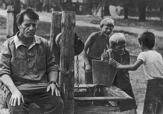 Колодезных дел мастер. Фотограф Игорь Уткин, 1978 год.
