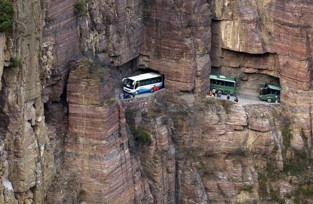 Видео: как выглядит поездка по горному туннелю, который люди прорубили вручную