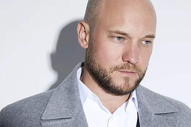 Актёр Владимир Селиванов случайно повредил Aston Martin в автосалоне