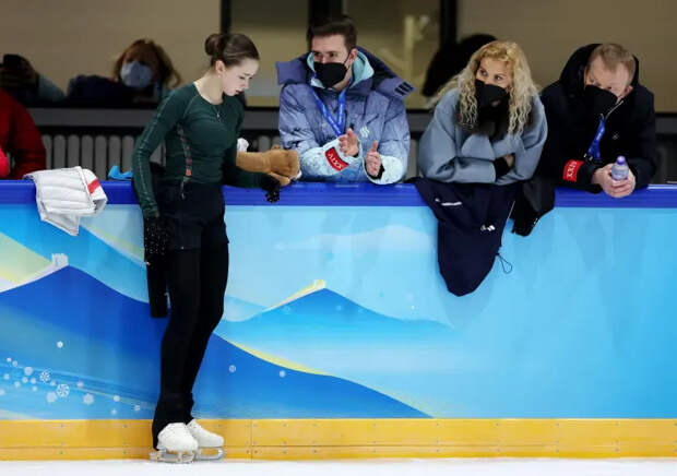 Камила Валиева с хореографом Даниилом Глейхенгаузом и Этери Тутберидзе