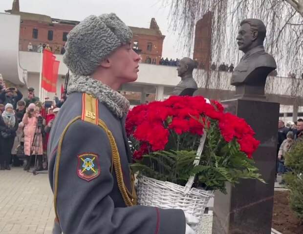 В Сталинграде официально открыли памятник Сталину