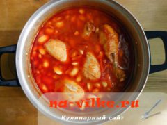Фасоль, тушенная с курицей в томатном соусе
