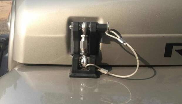 Замок капота/ Фото: i2.wp.com Замок капота/ Фото: i2.wp.com