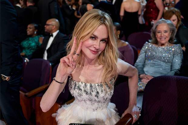 Звезды Голливуда внезапно стали выглядеть одинаково. Что с ними произошло?