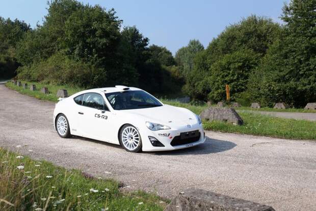 Toyota GT86 идет в ралли
