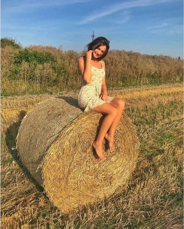 Новая популярная локация среди любительниц Instagram - сеновал (23 фото)