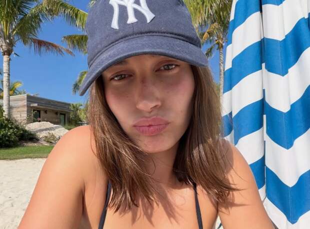 Певец Джастин Бибер выложил фото жены Хейли в бикини