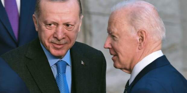 Эрдоган прозрел и понял что ему лучше под опекой Байдена, а дело в деньгах Эрдоган прозрел и понял что ему лучше под опекой Байдена, а дело в деньгах