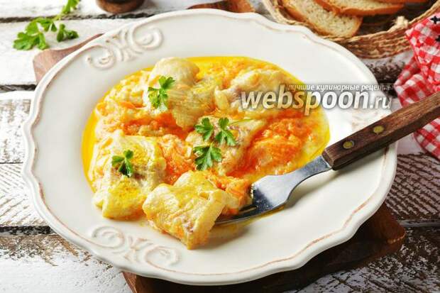 Фото Минтай тушёный в сметане с луком и морковью