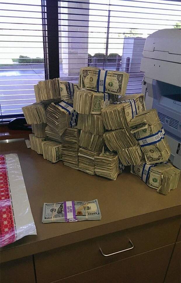 6. Разница между 10000 долларов единицами и сотнями.