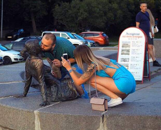 И ведь не ревнует, а спокойно снимает. Мужчина, у вас девушка сломалась
