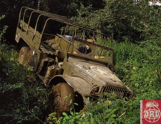 Движение по сильно пересеченной местности – еще одна не свойственная Dodge WC-63 ситуация. Этот армейский вездеход предназначен скорее для преодоления фронтовых дорог в распутицу, чем для штурма оврагов и косогоров. Но мы все-таки не удержались...