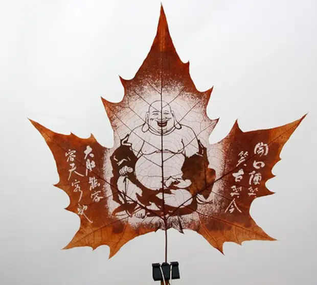 Открытка для любителей осени: кленовые листья стали картинами