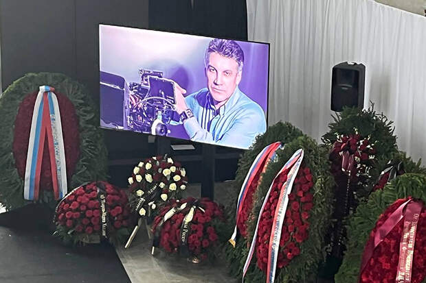 В Москве прощаются с ведущим Алексеем Пимановым