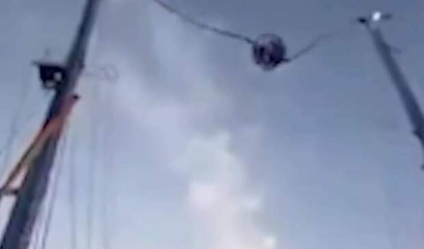 Аттракцион с людьми сломался на полном ходу и рухнул с высоты