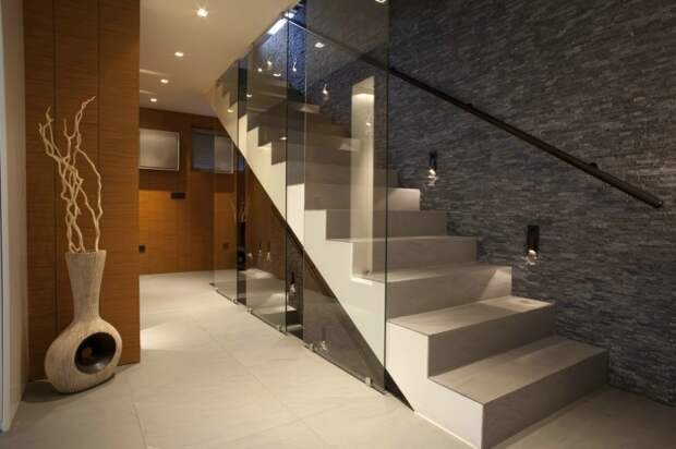 Современная бетонная лестница, которая смотрится красиво и изысканно.