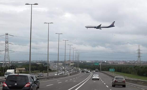 На фото: трасса в международный аэропорт Гейдар Алиев, Азербайджан.