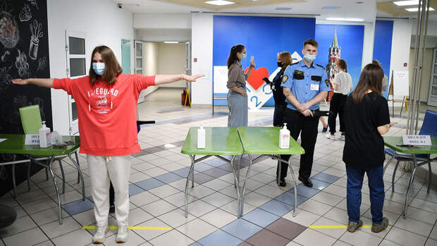 Рособрнадзор запретил досматривать школьников перед сдачей ЕГЭ-2026