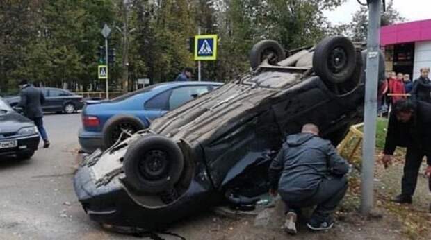 Авария дня.  В Кирове Лада Гранта перевернулась на крышу