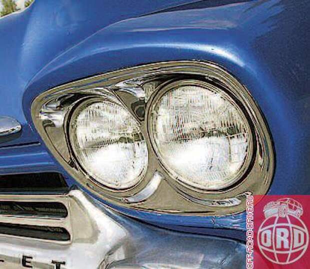 Двойные фары в единой рамке впервые появились в 1957 году на седанах и купе Chrysler литерной серии. Идею тут же подхватили все североамериканские производители.